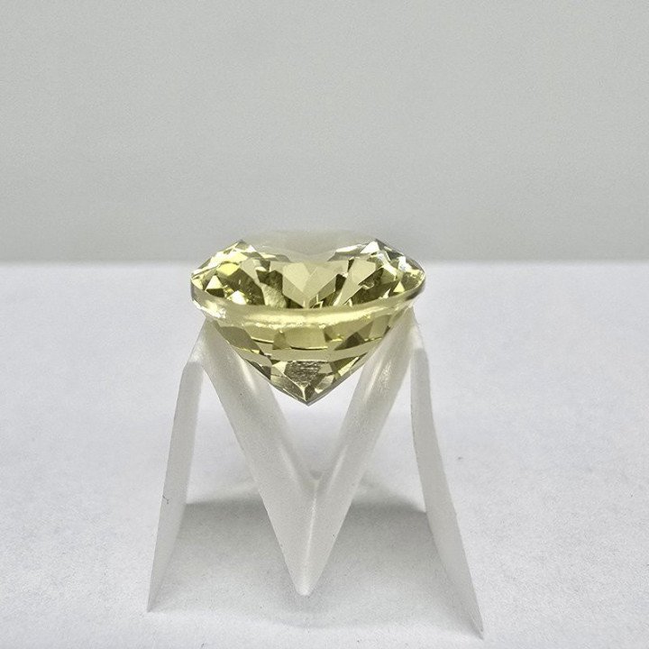 Oval-Cut Lemon Quartz 12 x 16 mm - 8.70 ct