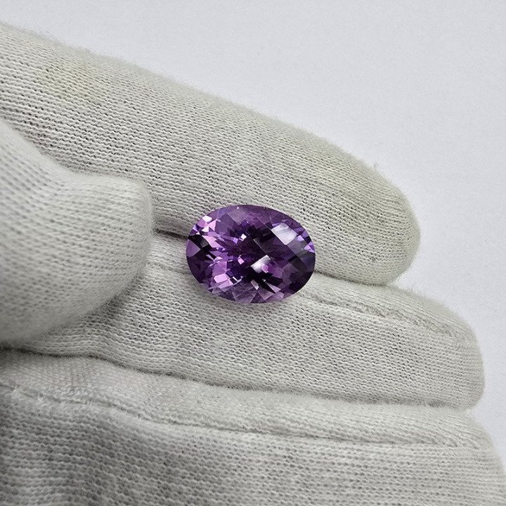 Oval-Cut Amethyst 12 x 16 mm - 7.90 ct