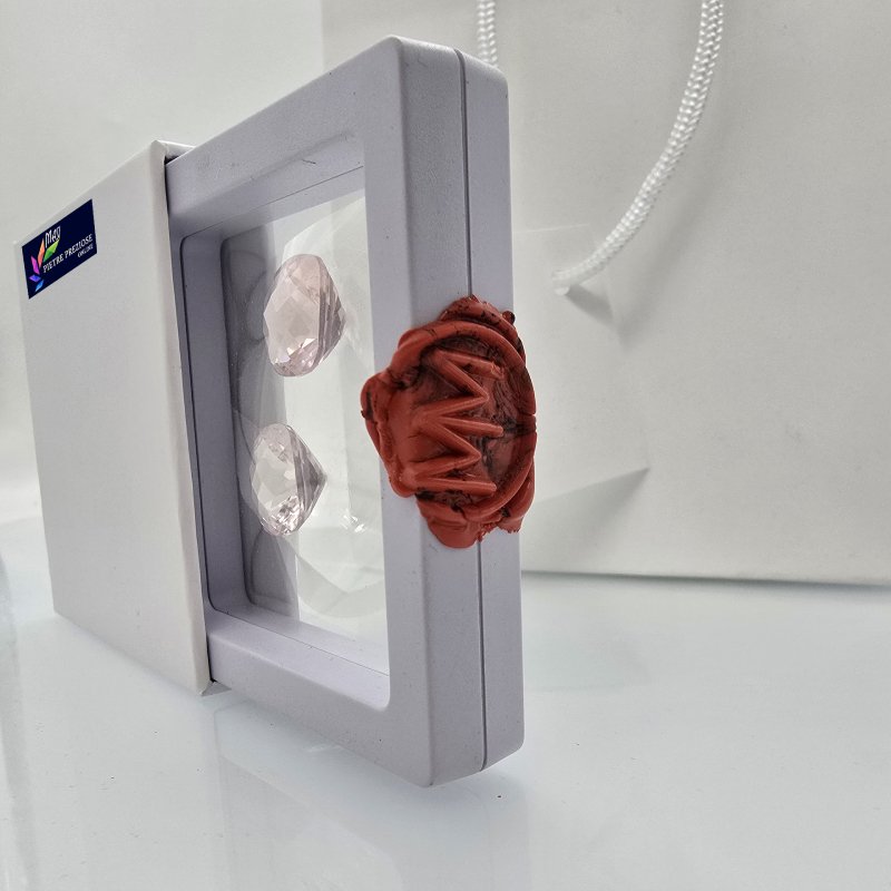 Scatola a Sospensione con Gemma e Dettaglio Sigillo